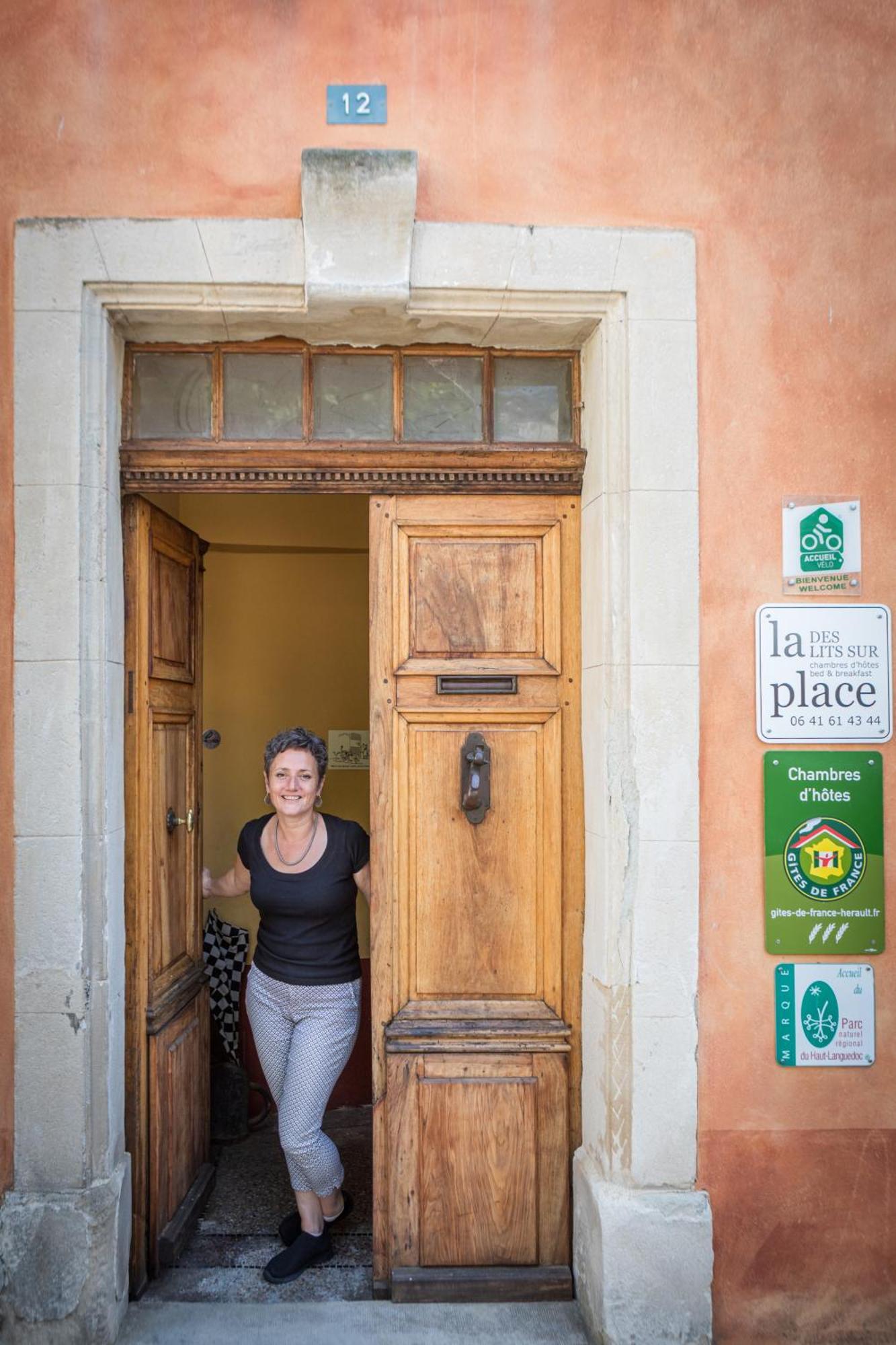 Des Lits Sur La Place Hérépian Eksteriør billede